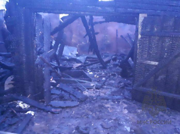 Надворные постройки и гаражи, точнее то, что от них осталось, после пожара в Южном