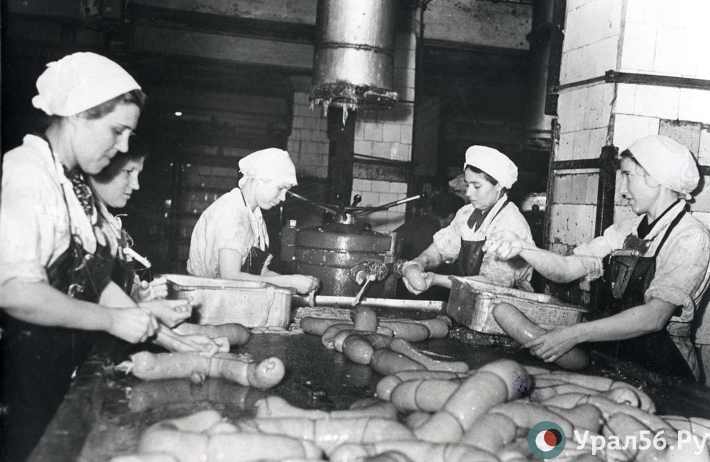 Работницы мясокомбината. Фото ОКМ
