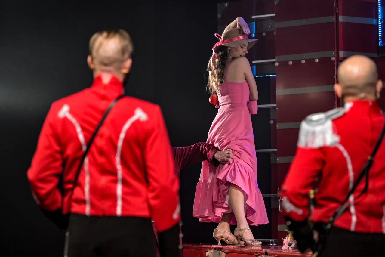 Артисты на сцене. Источник: Орский драматический театр им. А. С. Пушкина