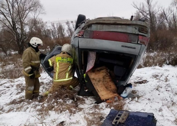 На трассе Бугульма-Уральск спасателям пришлось вызволять троих человек из улетевшего в кювет авто