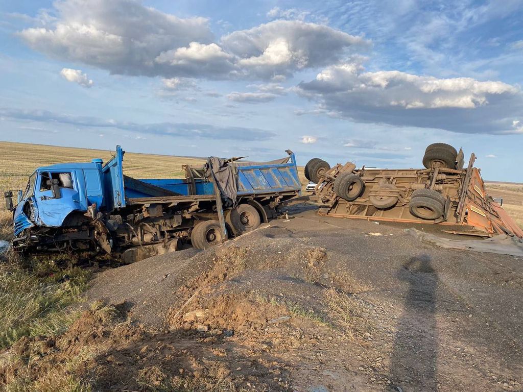 В Оренбургской области при столкновении КамАЗа и пикапа погиб один водитель