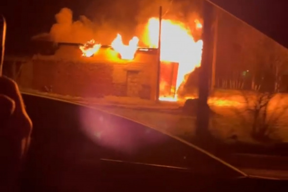 В Орске сгорел гараж, в котором, возможно, находились бочки с горючим (видео)