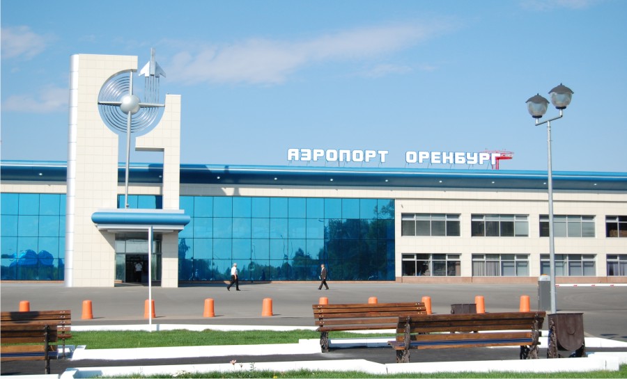 Автомобили, оставленные на территории парковки аэропорта Оренбурга, могут эвакуировать
