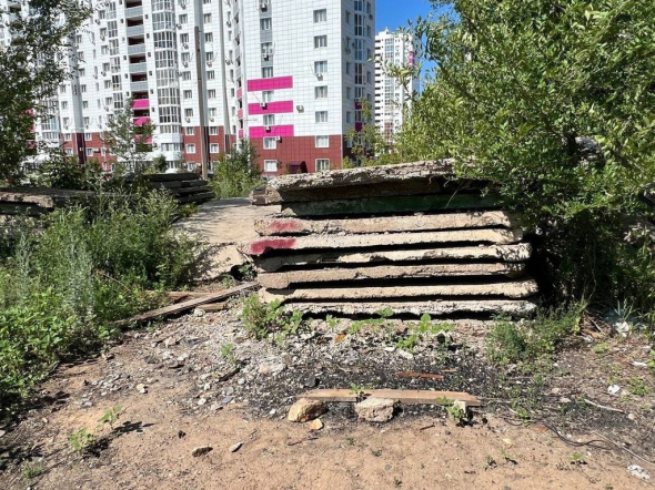 Трагедия может повториться: В Оренбурге на улице Пролетарской организовали свалку строительного мусора, представляющую опасность для детей 