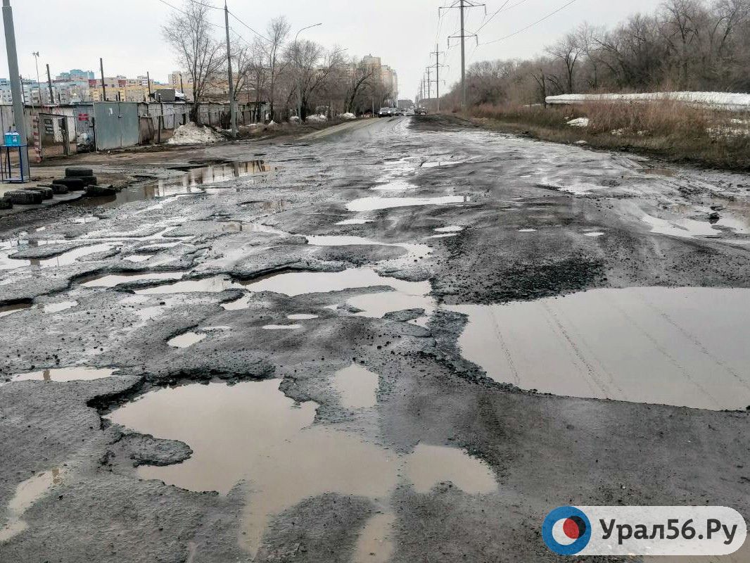 В Оренбурге «убитую» дорогу на улице Транспортной все-таки отремонтируют в этом году. Подряд снова получила фирма из Санкт-Петербурга