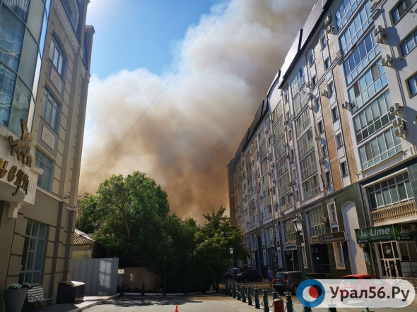 В историческом центре Оренбурга горит целый квартал (видео)