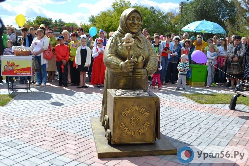 Памятник Орскому пирожку 