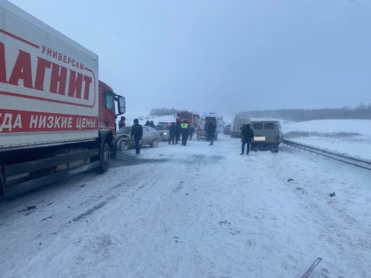 Цепная реакция с участием грузовика: на трассе Оренбург — Самара столкнулись 7 автомобилей, пострадали 5 человек (видео)