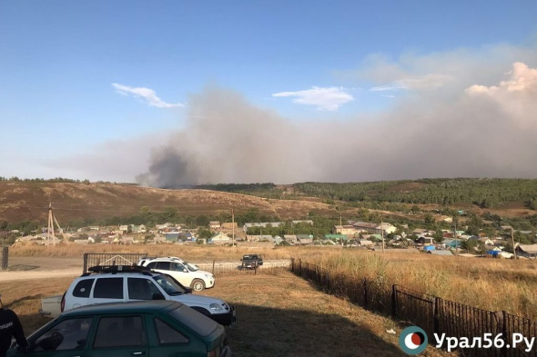 На востоке Оренбургской области идет борьба с ландшафтными пожарами: информация онлайн