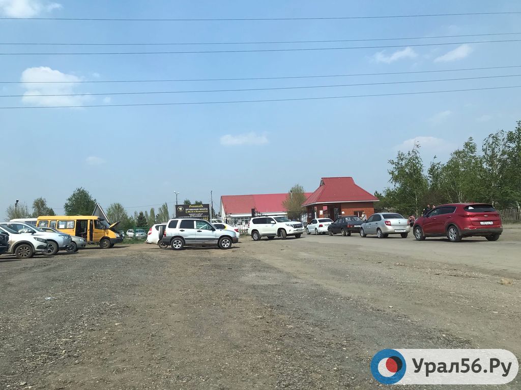 В Орске на кладбище образовалась очередь из автомобилей