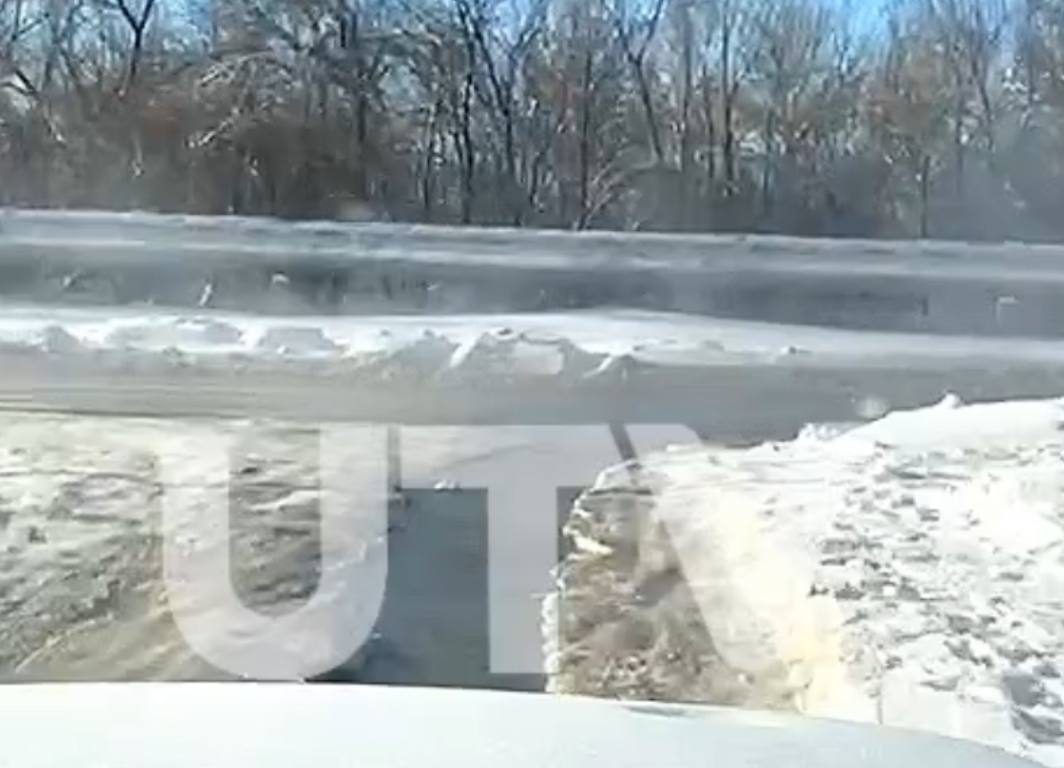 В Оренбурге на ул. Транспортной произошла коммунальная авария. Видео с соответствующим содержанием опубликовали в тг-канале UTV