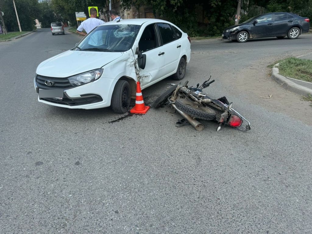 В Оренбурге столкнулись мотоцикл и LADA Granta. Фото - УМВД региона