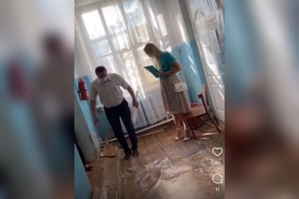 В Бугуруслане депутат доказывал, что пол в поликлинике крепкий, прыгая на нем (видео)