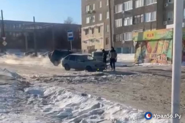 Ударили морозы, машины застревают на дорогах: Обстановка в Орске наглядно