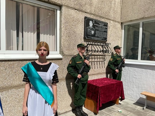 У мемориальной доски, посвященной памяти Владимира Петрушина. Источник: Администрация Орска