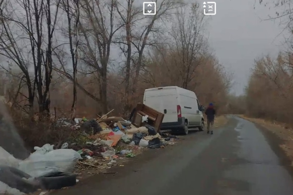 Жители Орска сваливают мусор на обочину дороги рядом с пустой «лодочкой»