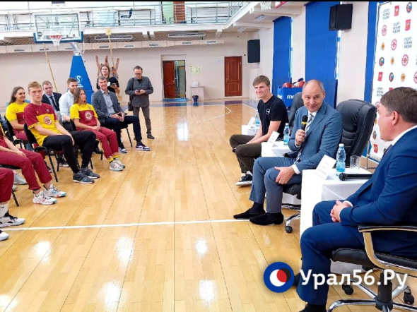 Денис Паслер встретился в Оренбурге с известным баскетболистом и спортивным чиновником Андреем Кириленко