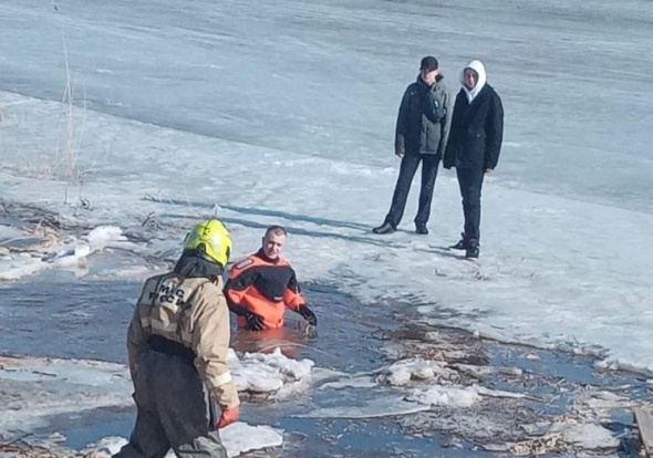 В Оренбурге подростки 14 и 15 лет вышли на лед и не смогли вернуться на берег