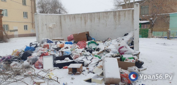«Через проспект по гололеду с пакетами мусора»: забор вокруг школы № 27 в Орске стал настоящим испытанием для местных жителей