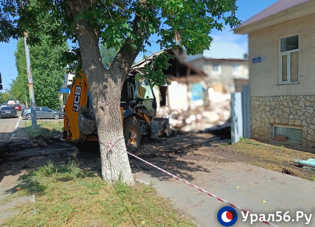 После публикации Урал56.Ру администрация города решила снести заброшенное здание и покосить сорную траву 