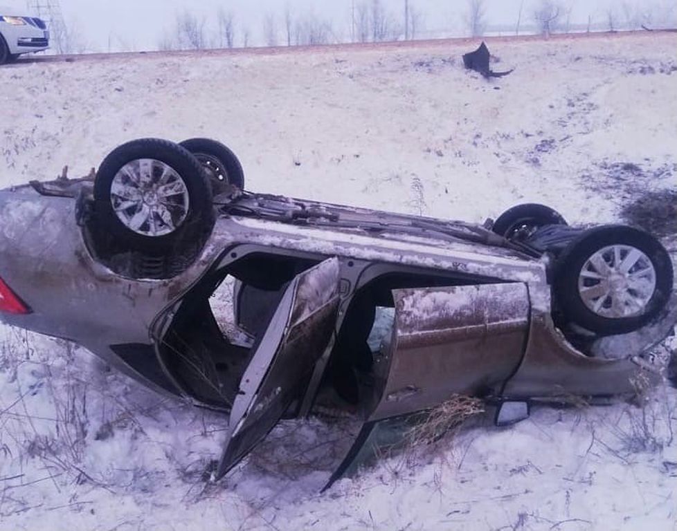 Автомобиль, съехавший в кювет. Фото: УМВД России по Оренбургской области
