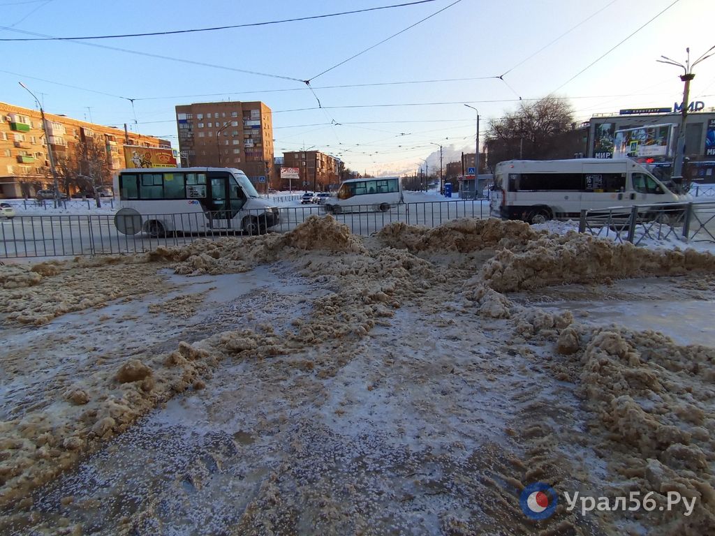 Ул. Нефтяников в районе перекрестка с пр. Ленина в Орске, 11.01.2024