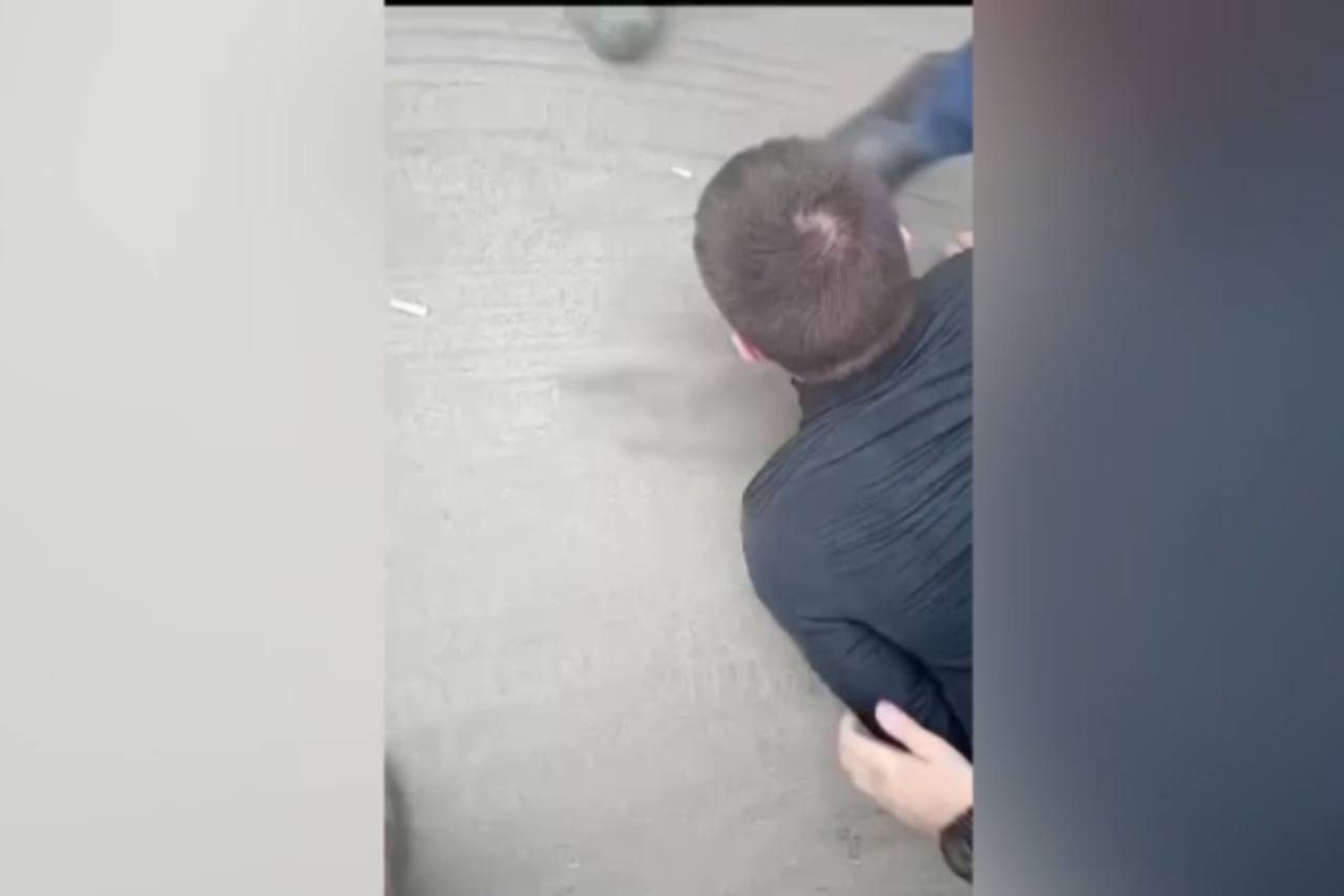 Момент задержания. Стоп-кадр из видео УМВД