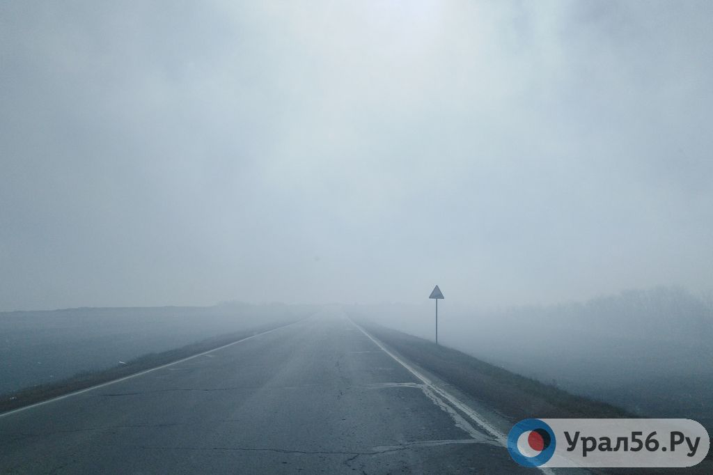 Из-за дыма на трассе плоха видимость. Фото очевидцев, 16.04.2019