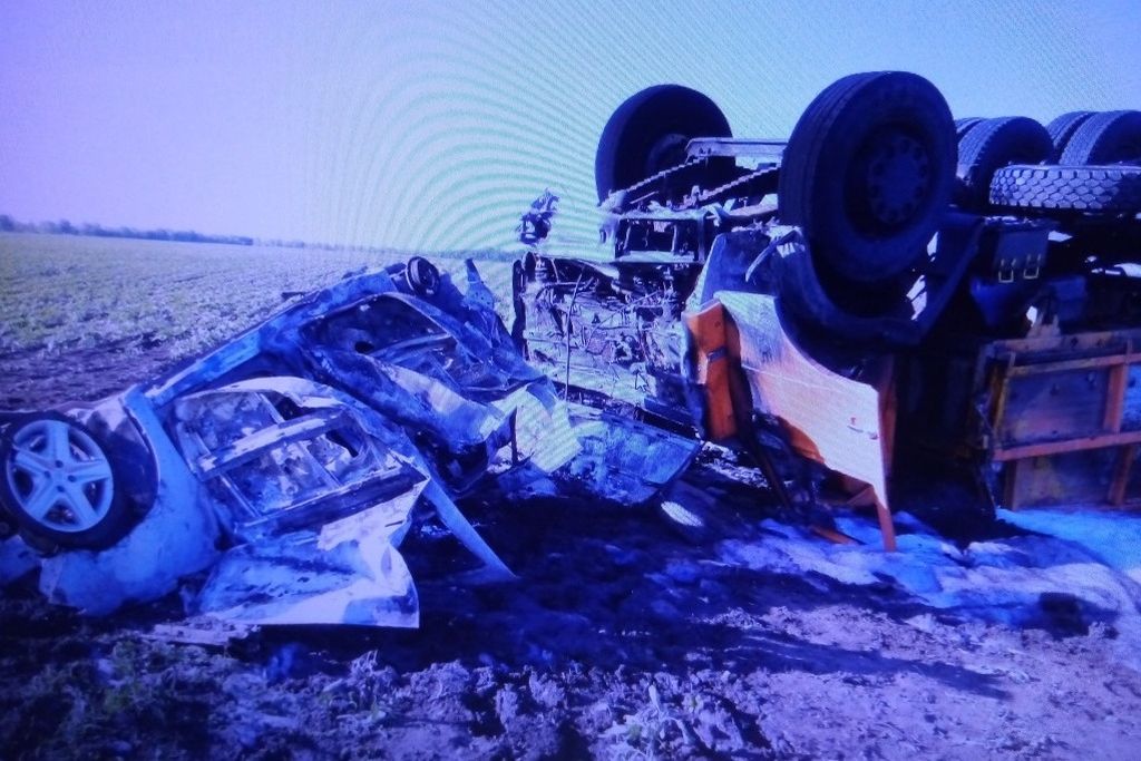 На месте ДТП: столкнулись КамАЗ и Renault Sandero. Погибли 3 человека. Фото: пресс-служба УМВД России по Оренбургской области