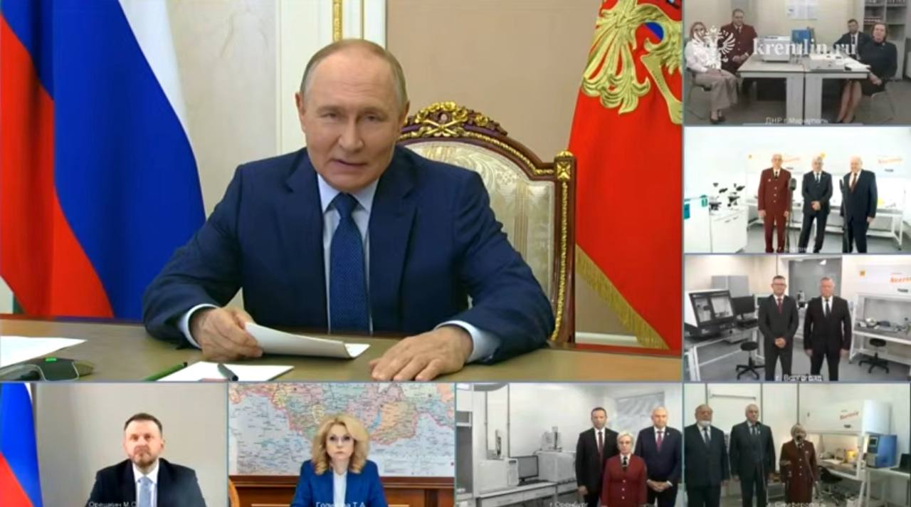 Владимир Путин открыл новый лабораторный корпус Роспотребнадзора. Стоп-кадр из тгк Евгения Солнцева 