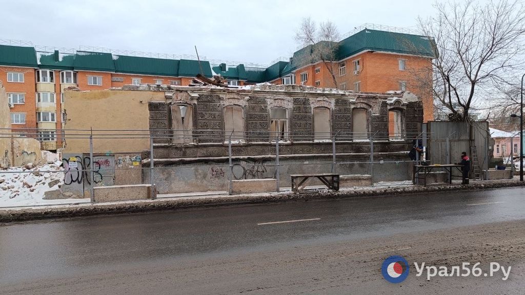 Возведение забора у дома «Пяти ангелов» в Оренбурге. Фото из архива