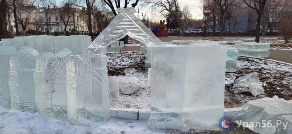 В Оренбурге в сквере у Дома Советов приступили к созданию ледового городка