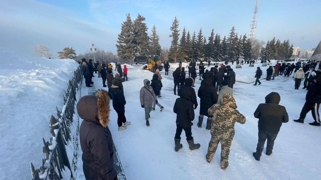 Люди на площади Салавата Юлаева. Фото: ТГК Осторожно, новости