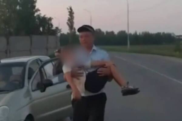 Полицейский и мальчик. Источник: УМВД России по Оренбургской области