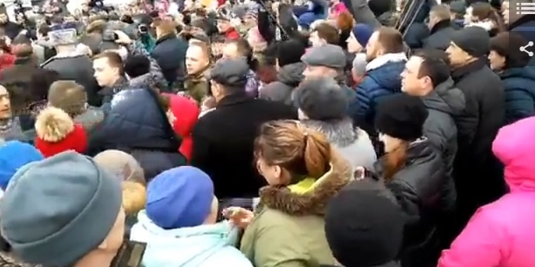 Участники митинга против выбросов ударили главу Волоколамского района