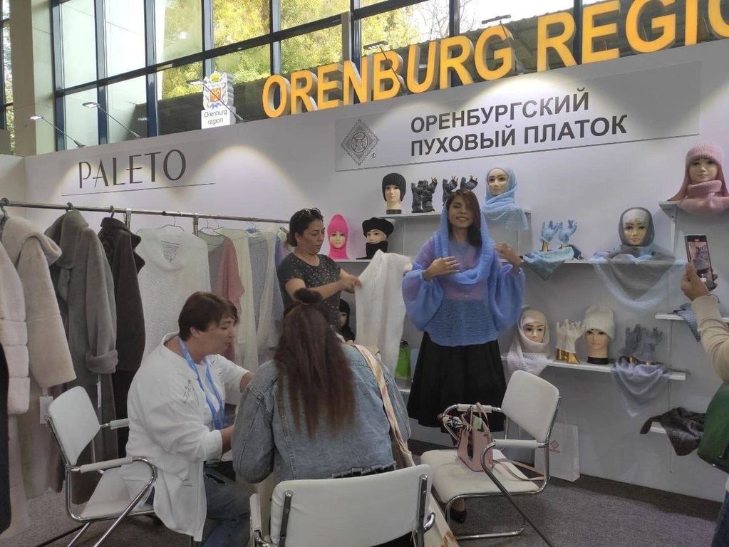 «Фабрика Оренбургских пуховых платков» на выставке в Узбекистане. Источник правительство Оренбургской области