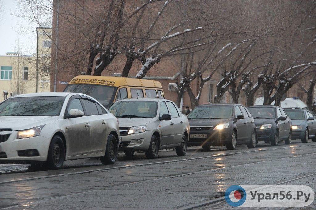 Автомобили на проспекте Ленина в Орске