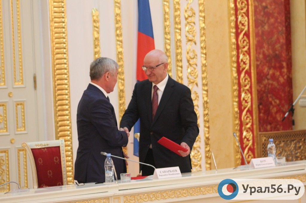 Бердыбек Сапарбаев и Юрий Берг после подписания соглашения
