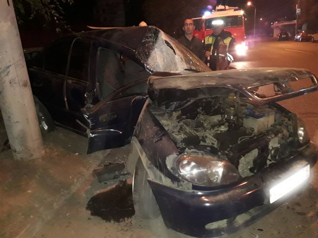 В Оренбурге Chevrolet Lanos врезался в световую опору