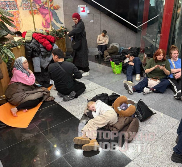 Люди спят на полу: Что происходит в аэропорту Шереметьево? 