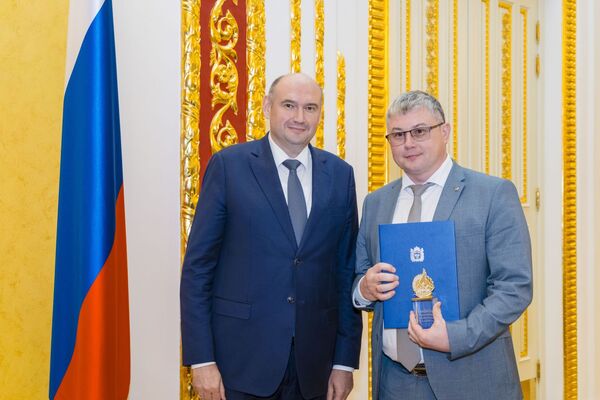 Врио губернатора Оренбургской области Евгений Солнцев вручил Владимиру Щурину памятный знак 