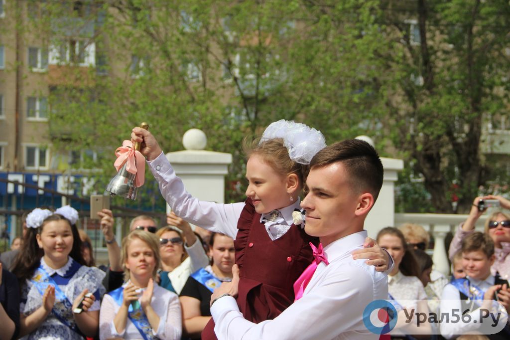 Сегодня в школах Орска проходят последние звонки
