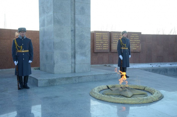 В Оренбурге и Орске почтили память Неизвестного солдата, возложив цветы к Вечному огню 