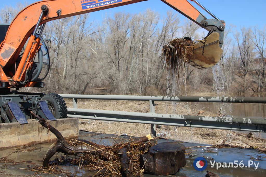 Очистка опор моста, фото из архива