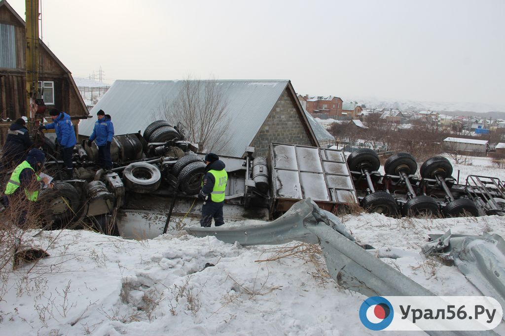 В Орске фура перевернулась и упала во двор жилого дома, водитель погиб