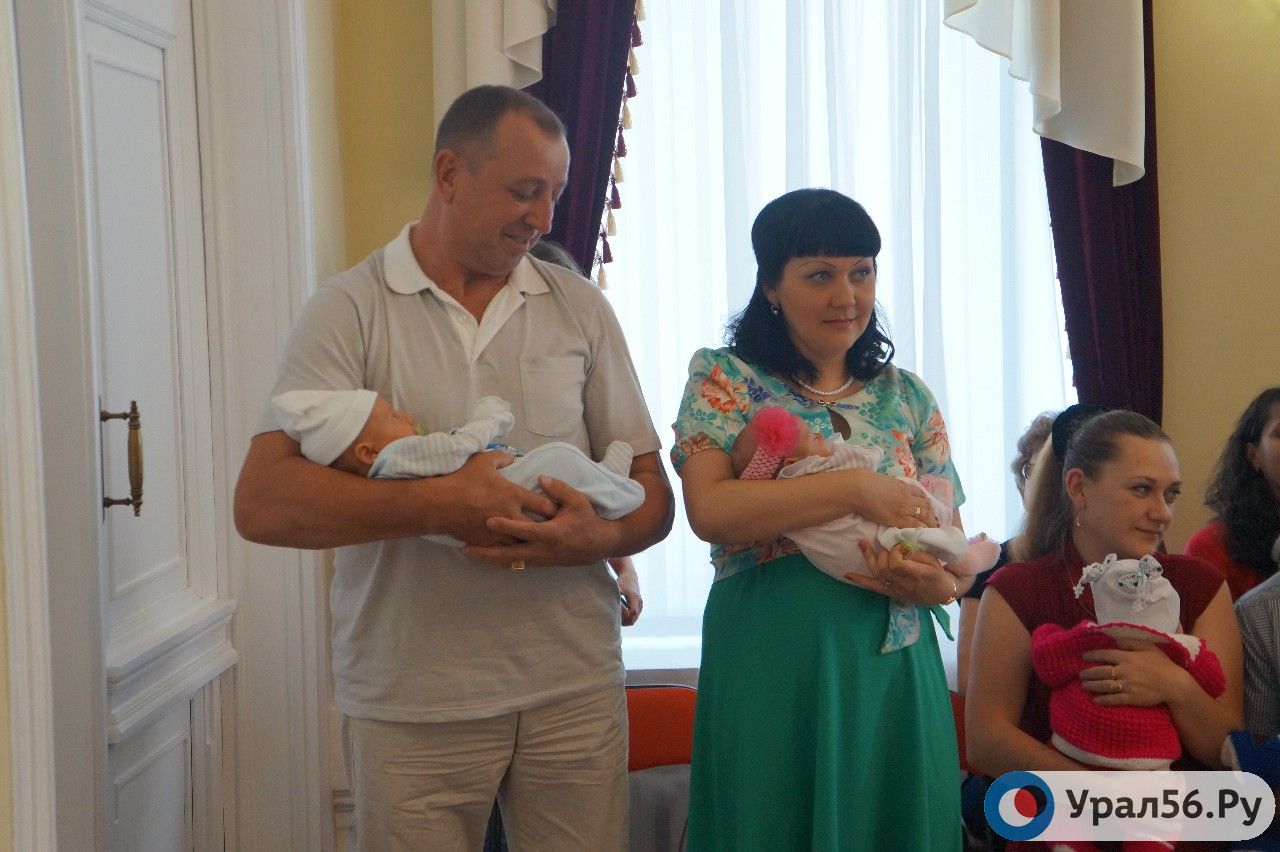 Чествование родителей близнецов