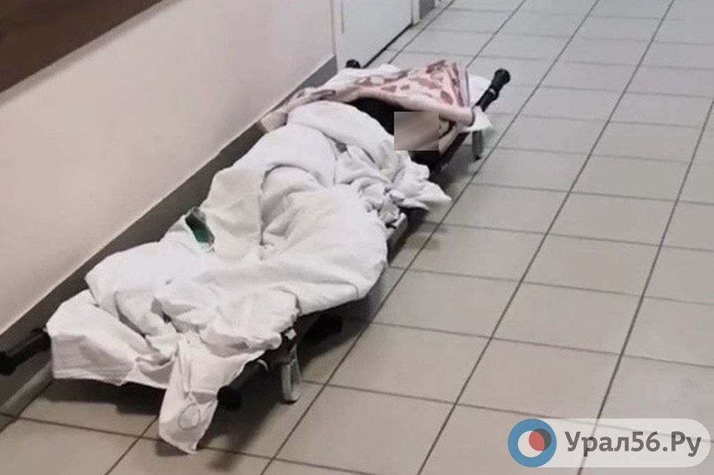 Фото очевидцев. На полу лежит человек, по словам очевидцев, это происходит в ГБ №4