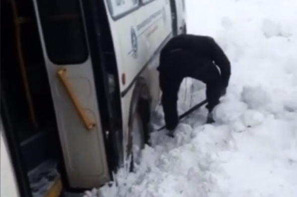 Жителям Новоказачьего поселка в Орске пришлось выталкивать из сугроба на переметенной трассе застрявший рейсовый автобус (видео)