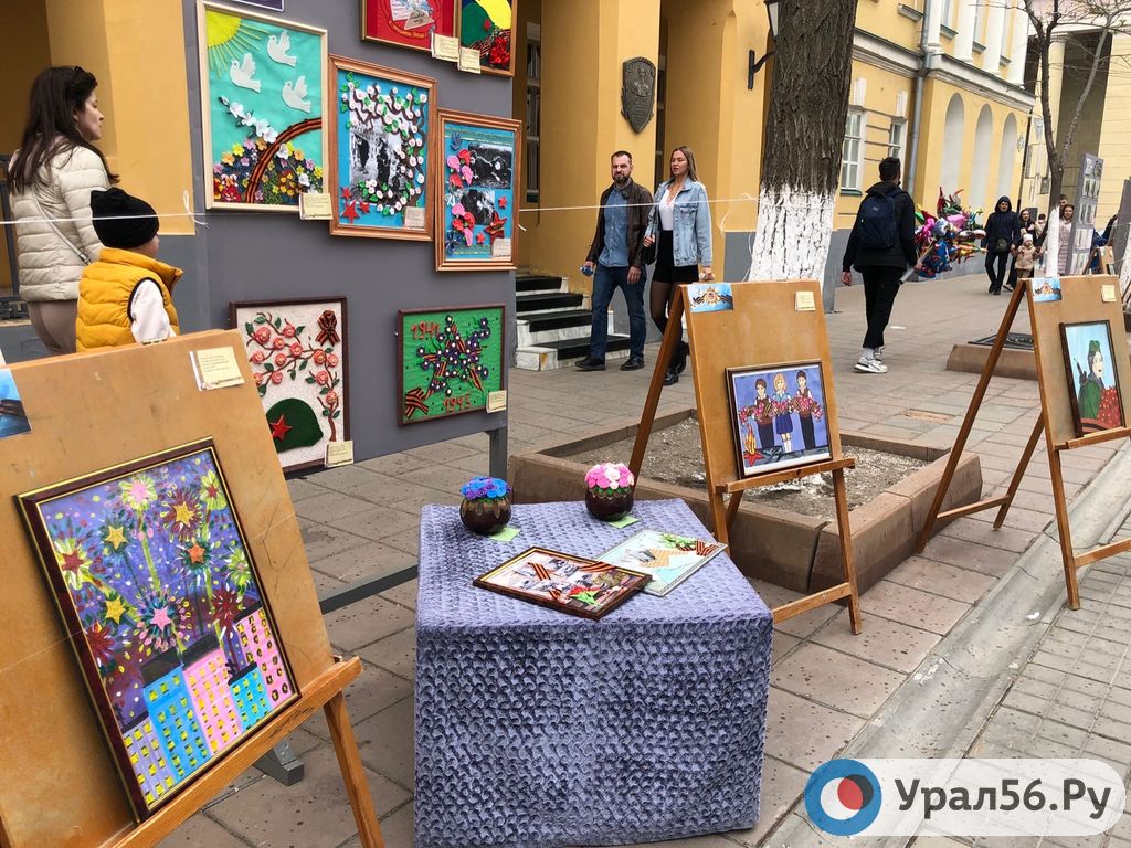 Сегодня на улице Советской в Оренбурге проходят выставки, ярмарки и экспозиции с историческим фотографиями