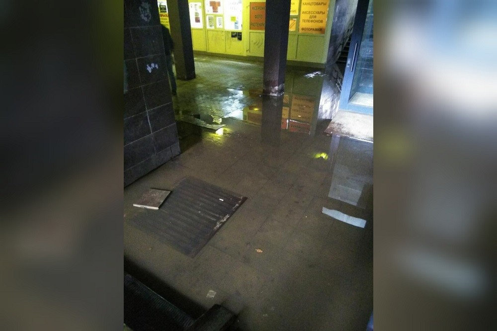 Затопленный подземный переход. Фото: «Типичный Оренбург» во ВКонтакте